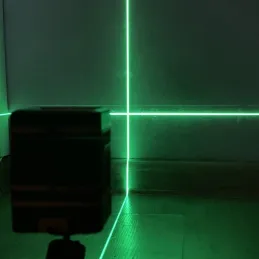 Niveau laser en croix avec support