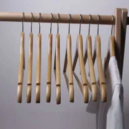 Lot de 10 cintres en bois à épaules / Bois naturel