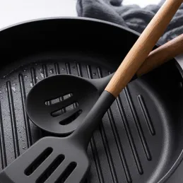Set de 11 ustensiles de cuisine / Noir – bois naturel