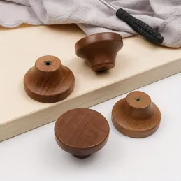 Poignée bouton en bois ALICA / Noyer américain verni