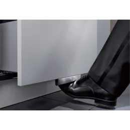 Ouverture de la poubelle au pied BLANCO MOVEX