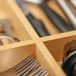 Range-couverts réglable en bois UNIVERS pour une profondeur de 500 mm / Hêtre