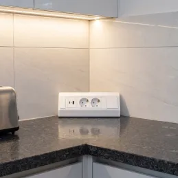 Bloc multiprise encastrable CORNER SCHUKO 2× 230 V + USB A-C / Blanc mat