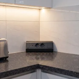 Bloc multiprise encastrable CORNER SCHUKO 2× 230 V + USB A-C / Noir mat