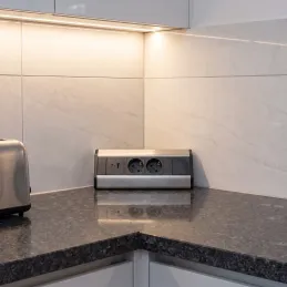 Bloc multiprise encastrable CORNER SCHUKO 2x 230V + USB A-C / Inox