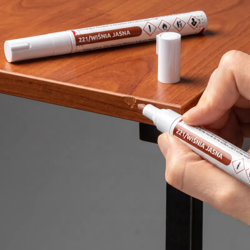 Feutre de retouche pour meubles RETA 12 ml / Cerise