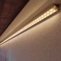 Profilé d’angle en aluminium ZARIA pour éclairage LED avec diffuseur transparent / Doré