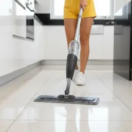 Balai à franges universel avec pulvérisateur d’eau CLEANY 300 ml