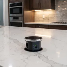 Prise escamotable automatique AMBIENTE SCHUKO 3x230V + USB A-C avec éclairage et chargement / Verre noir