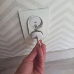 Lot de 15 cache-prises de sécurité avec clé / Blanc